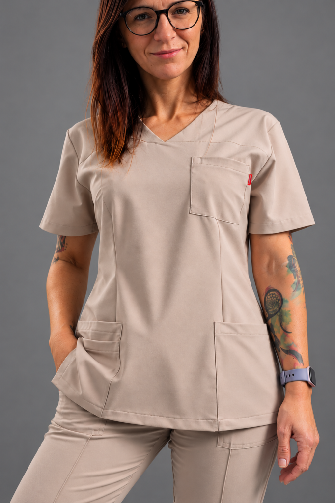 Bluza medyczna damska V-neck beżowa – dekolt i kieszenie